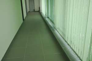 vytápění chodby a temperování oken podlahovými konvektory s ventilátory