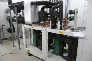 chladící jednotka Aermec chladící výkon 250kW kondenzační jednotka umístěna na střeše 6 ventilátorů Farmak